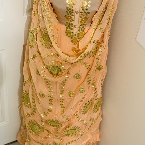 Embroidered shirt,dupatta and lehanga - Picture 15 of 15